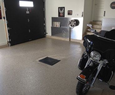 Travaux de restauration de plancher de garage en beton - Sablage de béton avec lames en diamant et installation de recouvrement de plancher au polyuréa
