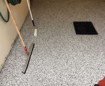 Sablage de plancher de garage et recouvrement au polyurea - Travaux de préparation de surface en béton et installation de recouvrement de plancher de garage en polyuréa