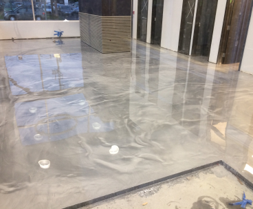 Sablage et recouvrement de plancher de beton en epoxy - Préparation du béton, sablage au diamant et installation d'epoxy