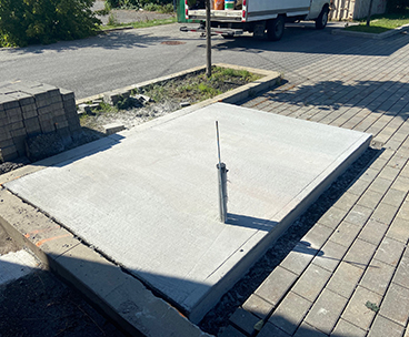 Projet de coule et finition de beton a Montreal Pointe-Claire - Coffrage et mise en place et finition de béton pour dalle de support de génératrice